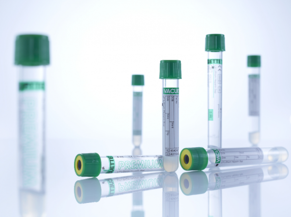 Оказывает ли влияние повторное центрифугирование пробирок с лития гепарином и гелем на стабильность биохимических параметров?