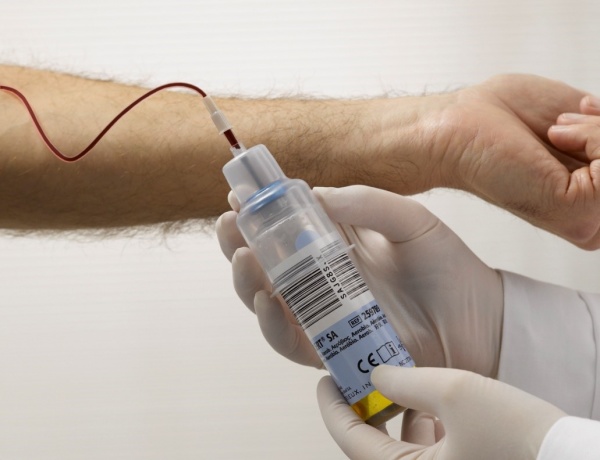 Как влияет обучение персонала по технике взятия крови во флаконы для гемокультур на результаты микробиологических исследований